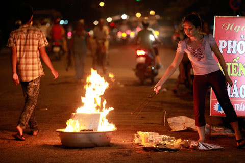 Cần khắc phục những cách hiểu mang tính mê tín, cách hành tốn kém và lãng phí trong Lễ xá tội vong nhân và Vu lan báo hiếu. Ảnh minh họa.
