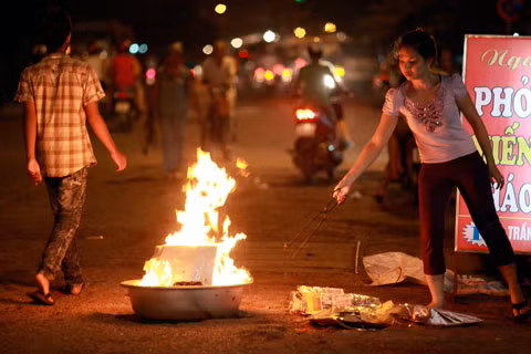 Cần khắc phục những cách hiểu mang tính mê tín, cách hành tốn kém và lãng phí trong Lễ xá tội vong nhân và Vu lan báo hiếu. Ảnh minh họa.