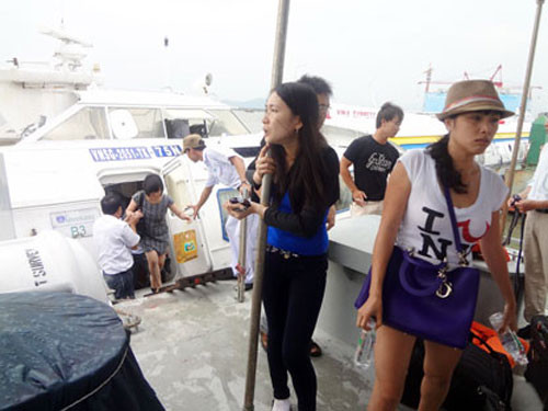 Ngày 26/7, trên đường từ Vũng Tàu về TP HCM, tàu cánh ngầm Greenlines bị chết máy, trôi dạt tự do trên sông và va chạm với phao báo hiệu luồng làm nước tràn vào tàu, khiến gần 100 hành khách hoảng loạn. Ảnh: Bà Rịa-Vũng Tàu Online