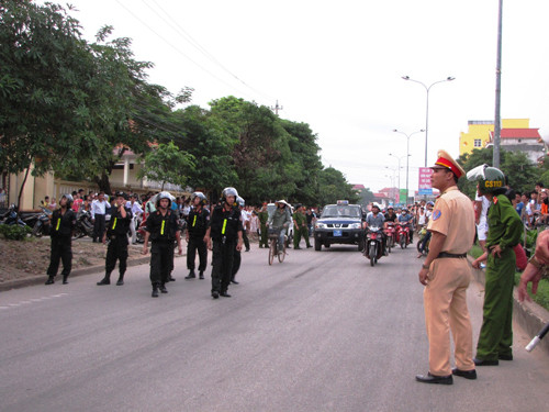Đại diện một số ngành chức năng đã có mặt để tìm cách đưa người phụ nữ xuống, nhưng không có phương án nào được đưa ra. Một lúc lâu sau đó, có xe cẩu thùng chuyên dụng của ngành điện chạy đến nhưng cũng chỉ nằm im… chờ lệnh bởi sợ đưa người lên thì người phụ nữ nhảy xuống đất. Lực lượng CSGT, CSCĐ được tăng cường thêm để giải phóng giao thông.