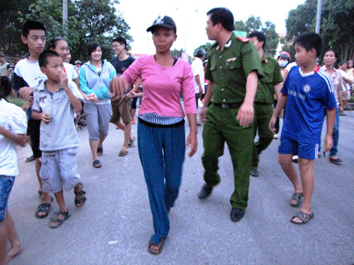 Đến 18 giờ 10 phút, bất ngờ người phụ nữ tự trèo xuống trong tiếng vỗ tay hoan hô tán thưởng của những người đứng xem. Xuống đất, người phụ nữ tiếp tục huơ tay nói: “Có chi mà sợ”. Theo một số người thì bà ở P.Bắc Lý, TP.Đồng Hới, và bà bị bệnh tâm thần.