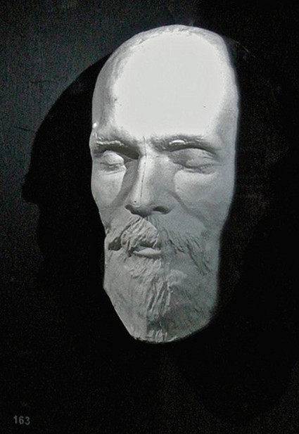 DOSTOYEVSKY (1821-1881), nhà văn Nga, người viết tiểu thuyết hiện sinh đầu tiên, “Thà sống bất hạnh mà hiểu được điều tồi tệ nhất, còn hơn sống hạnh phúc trong thiên đàng của kẻ xuẩn ngốc”. Trên bia mộ ông khắc lời của chúa Giêsu từ sách Tân Ước: “Quả thật, quả thật, Ta bảo các ngươi: giả như hạt lúa gieo xuống đất không chết đi, thì nó trơ trọi một mình; nhưng nếu nó chết đi, nó mới sai hoa lắm quả!”, cũng là đề từ cho cuốn tiểu thuyết cuối cùng của ông, Anh em nhà Karamazov.
