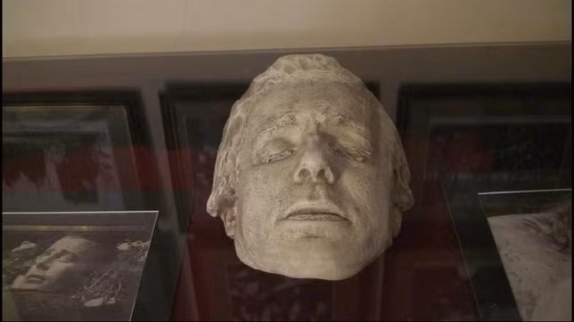 ESENIN (1895-1925) nhà thơ Nga, đã tự kết liễu đời mình, để lại hai câu thơ tuyệt mệnh: “Ở đời chết chẳng có gì mới. Nhưng sống ở đời cũng chẳng mới gì hơn.”