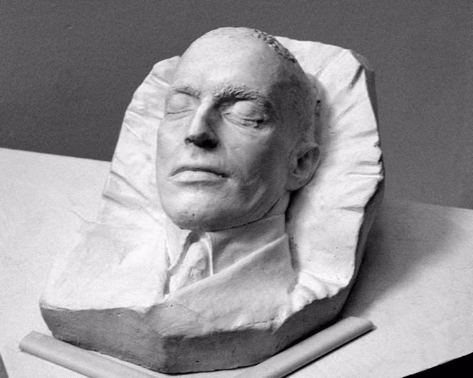 Nhà thơ Xô viết MAIAKOVSKY (1893-1930), nhà thơ của phái Vị lai, từng hô hào “Hãy vứt Pushkin, Dostoievsky, Tolstoy,.. ra khỏi Con tàu Hiện đại.” Chỉ sau khoảng dăm năm sau cái chết của Esenin, ông cũng tự sát (hoặc có thể bị ám sát), để lại bài thơ tuyệt mệnh chua chát, có câu: “Xin đừng đơm đặt dựng chuyện. Người chết kinh tởm việc này.”