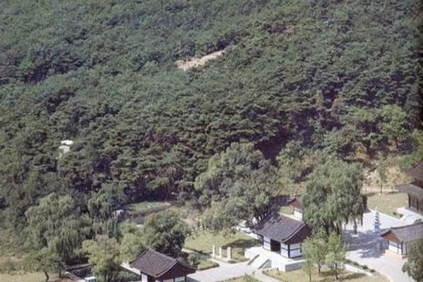 Ngôi cổ tự này thành lập vào cuối thế kỷ thứ tư do thiền sư A Đạo khai sơn năm 392 Tây lịch thời đại Koguryo. Quảng Pháp Cổ Tự hiện được Chính phủ Triều Tiên công nhận là Quốc bảo (kho báu quốc gia số 164), một trong hàng chục ngôi cổ tự quanh núi Đại Thành.