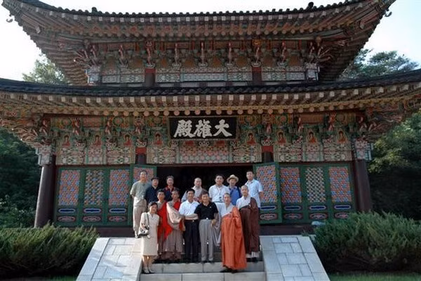 Ở Bắc Hàn hiện có 60% dân chúng theo Phật giáo. Gần 400 ngôi chùa được tu bổ và hoạt động. Bản dịch Bộ Đại tạng Kinh ra tiếng Hàn ở thế kỷ XIII nay được in ấn phát hành rộng rãi thành gồm 25 cuốn. Trong khi ấy nhà nước Bắc Hàn chỉ chính thức cho 2 thánh đường Protestant Pongsu Church của Tin Lành và Catholic Changchung Cathedral của Công giáo La Mã được hành lễ.