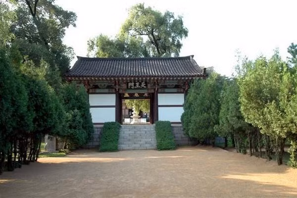 Trong hiến pháp năm 1992 của Bắc Hàn, điều 68 ghi “bảo đảm quyền tự do tín ngưỡng và xây dựng nơi thờ phụng”; nhưng điều ấy còn qui định “Không ai được phép dùng tôn giáo như là phương tiện để đưa quyền lực ngoại bang vào đất nước, hay để hủy diệt trật tự xã hội và nhà nước. “đủ cho thấy chính quyền Bắc Hàn thừa biết quyền lực khuynh đảo của các tổ chức truyền giáo “Tin Lành” của Anh Mỹ.