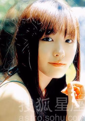 Phụ nữ có cằm đầy đặn: Người phụ nữ có phần cằm đầy đặn là người có vận bang phu (tức có khả năng giúp đỡ, phù trợ cho chồng).