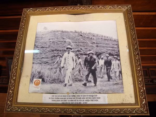 Bức ảnh Đại tướng Võ Nguyên Giáp và Chủ tịch Hồ Chí Minh ra thao trường tổ chức diễn tập mẫu chiến thuật ở Sơn Tây năm 1957.