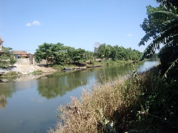 Dòng Kiến Giang vẫn êm đềm trôi, như những dòng khách đến tham quan ngôi nhà của Đại tướng quanh năm không ngừng nghỉ. Như chúng tôi, họ đến với một tấm lòng thành kính và ngưỡng mộ với vị tướng tài ba, lỗi lạc của dân tộc Việt Nam.