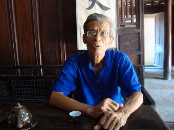 Ông Võ Đại Hàm, người hơn 30 năm qua trực tiếp trông coi, gìn giữ và đón tiếp những đoàn khách trong nước, quốc tế đến thăm ngôi nhà của Đại tướng.