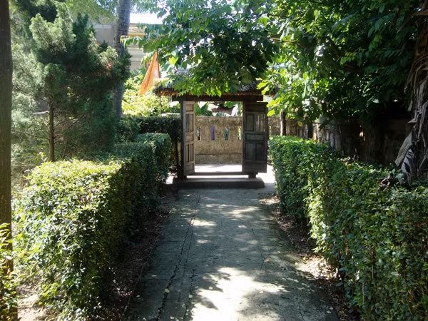 Cổng vào nhìn từ phía trong.