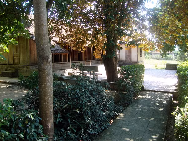 Ngôi nhà cấp 4 với 3 gian truyền thống, nằm giữa tán cây xanh mát. Năm 1947, giặc Pháp đốt cháy trụi ngôi nhà cũ của gia đình Đại tướng. Năm 1977, ngôi nhà được gia đình Đại tướng và chính quyền địa phương phục dựng nguyên trạng trên nền đất cũ.