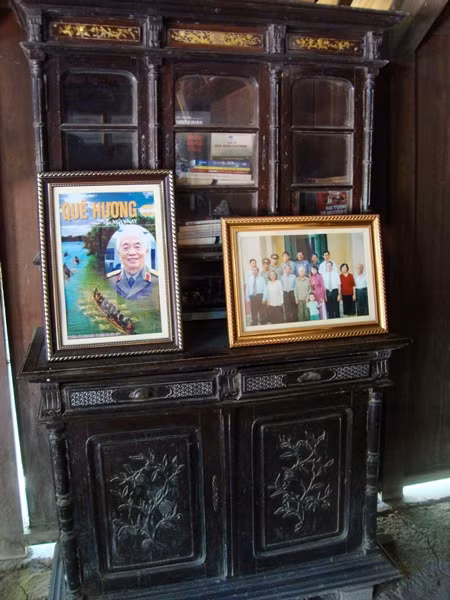 Trong ngôi nhà này, hầu như những hình ảnh, những cuốn sách đáng nhớ nhất về cuộc đời Đại tướng vẫn được lưu giữ cẩn thận.