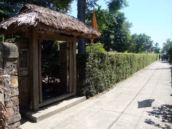 Người dân làng An Xá, xã Lộc Thủy, huyện Lệ Thủy, tỉnh Quảng Bình luôn tự hào vì mảnh đất này đã sinh ra một vĩ nhân. Ai ai cũng luôn tâm niệm phải xây dựng quê hương ngày một giàu đẹp hơn, như để tỏ lòng thành kính biết ơn Đại tướng. Ảnh: Cổng vào ngôi nhà của Đại tướng luôn mang đến cho khách tham quan cảm giác nhẹ nhàng, mộc mạc và gần gũi.