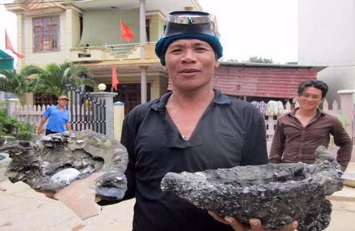 Nồi gốm dày có hình dáng lạ.