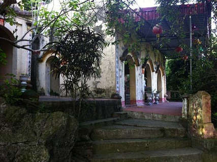 Chùa Trinh Tiết với cơ ngơi khang trang trên đỉnh núi Bồ Đà.