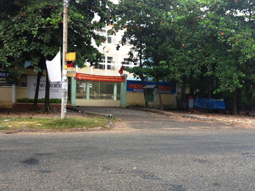 Cổng trường THPT Tạ Quang Bửu, nơi xảy ra vụ truy sát kinh hoàng.