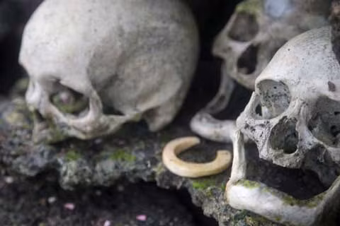 Chính vì vậy mà hộp sọ của những người này cũng được mai táng cẩn thận và trang trọng hơn, thường là được đặt trong những vách ngăn tạo thành từ đá để che mưa nắng. Ngoài ra bên cạnh hộp sọ cũng xuất hiện thêm những đồ tùy táng có giá trị như là đồ trang sức, tiền bằng vỏ ốc được chạm khắc tinh xảo…Đời sống xã hội trên quần đảo Solomon giờ đây có thể nói là đã hoàn toàn thay đổi cùng với sự xâm nhập của nền văn minh hiện đại. Cư dân của các bộ tộc nơi đây không còn mai táng thân nhân theo cái cách khá “ghê rợn” từ hàng ngàn năm trước nữa mà đa phần đều đã chấp nhận các nghĩa trang.