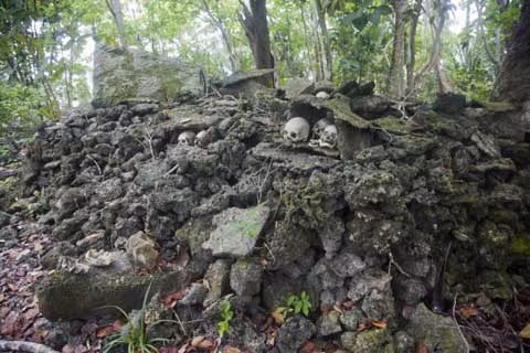 Hộp sọ mang lên đảo thường được đặt theo từng nhóm trong các ngôi mộ chung được xây dựng đơn sơ bằng gỗ, đá và các tảng san hô tìm được ngay trên hòn đảo. Mỗi ngôi làng thường có một hoặc hai ngôi mộ như thế để mai táng thành viên của mình. Ngôi mộ chung tuy rất sơ sài, nhưng vị trí mai táng của các hộp sọ lại tuân theo những trật tự nghiêm ngặt.