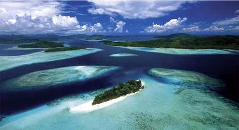 Nằm ở phía Đông của đất nước Papua New Guinea trên vùng biển Nam Thái Bình Dương rộng lớn, quần đảo Solomon từng là một nơi biệt lập với thế giới trong suốt nhiều thế kỷ. Những thổ dân nơi đây được cho là hậu duệ của tộc người Melanesia cổ sinh sống từ hàng ngàn năm trước. Những chủ nhân của hàng ngàn hòn đảo nhỏ nơi đây đã từng có một cuộc sống rất khác so với phần còn lại của thể giới, một nền văn hóa truyền thống lâu đời với nhiều phong tục tập quán kỳ lạ mà tổ tiên của họ đã truyền lại qua nhiều thế hệ. Ảnh: Quần đảo Solomon gồm hàng ngàn hòn đảo nhỏ, từng biệt lập với thế giới trong suốt hàng ngàn năm cho đến khi bị người Anh xâm chiếm vào cuối thế kỷ 19.