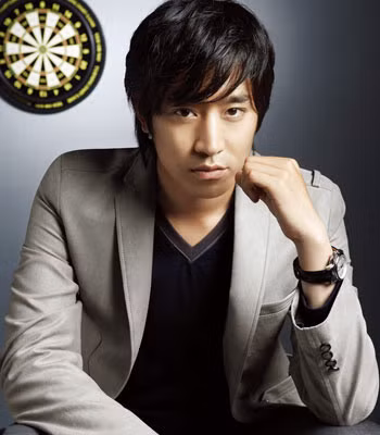 Tai ép sát vào đầu: Tục ngữ Trung Quốc có câu: “Đối diện bất kiến nhĩ” (ý chỉ trông mặt không thấy tai). Đàn ông sở hữu tướng tai này thường có biểu hiện như một “cậu bé ngoan” trong mắt người yêu.