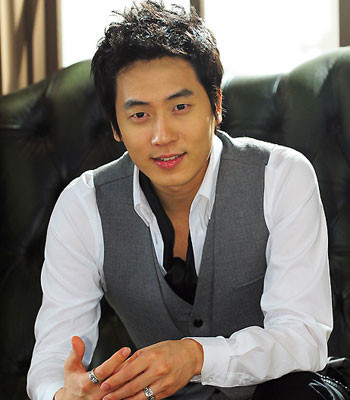 Đàn ông sở hữu tướng miệng này, lại thêm vầng trán rộng, mắt sáng, mũi cao đầy đặn, hay cười khi nói chuyện thường có nhân duyên tốt, biết giữ lời hứa và chắc chắn thành công trong sự nghiệp.