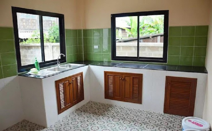 Kị sau bếp có cửa sổ: Giống như trường hợp không có chỗ tựa vững chắc, việc đặt bếp trước cửa sổ cũng gây khó khăn trong việc giữ năng lượng tích cực, dễ dẫn đến tình trạng lộc lá bị hao hụt.