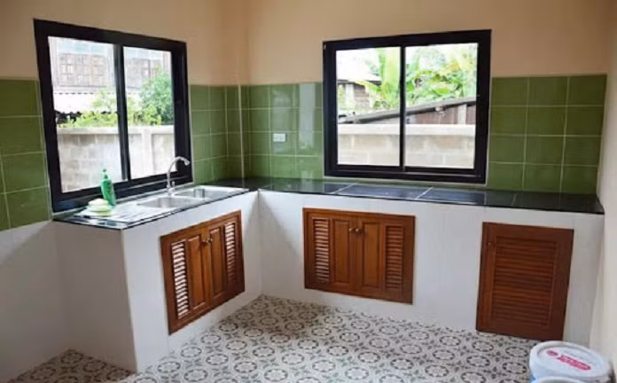 Kị sau bếp có cửa sổ: Giống như trường hợp không có chỗ tựa vững chắc, việc đặt bếp trước cửa sổ cũng gây khó khăn trong việc giữ năng lượng tích cực, dễ dẫn đến tình trạng lộc lá bị hao hụt.