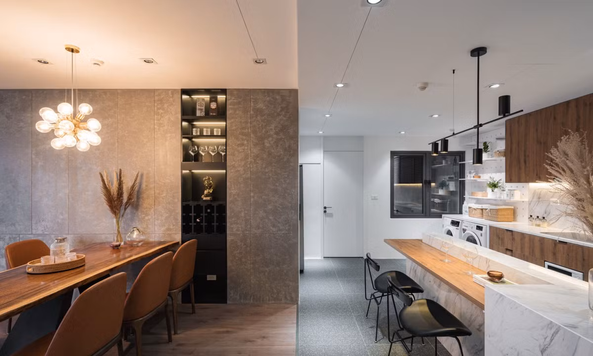 Cách khắc phục là điều chỉnh vị trí bếp hoặc cửa sổ sao cho chúng không đối diện trực tiếp với nhau. Cần lưu ý giữ cửa sổ để đảm bảo không gian bếp luôn thông thoáng và đón nhận được ánh sáng tự nhiên.