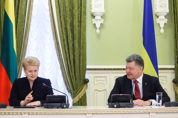Tổng thống Lithuania Dalia Grybauskaite (trái) và ông Poroshenko trong buổi họp báo ở Kiev ngày 24/11.