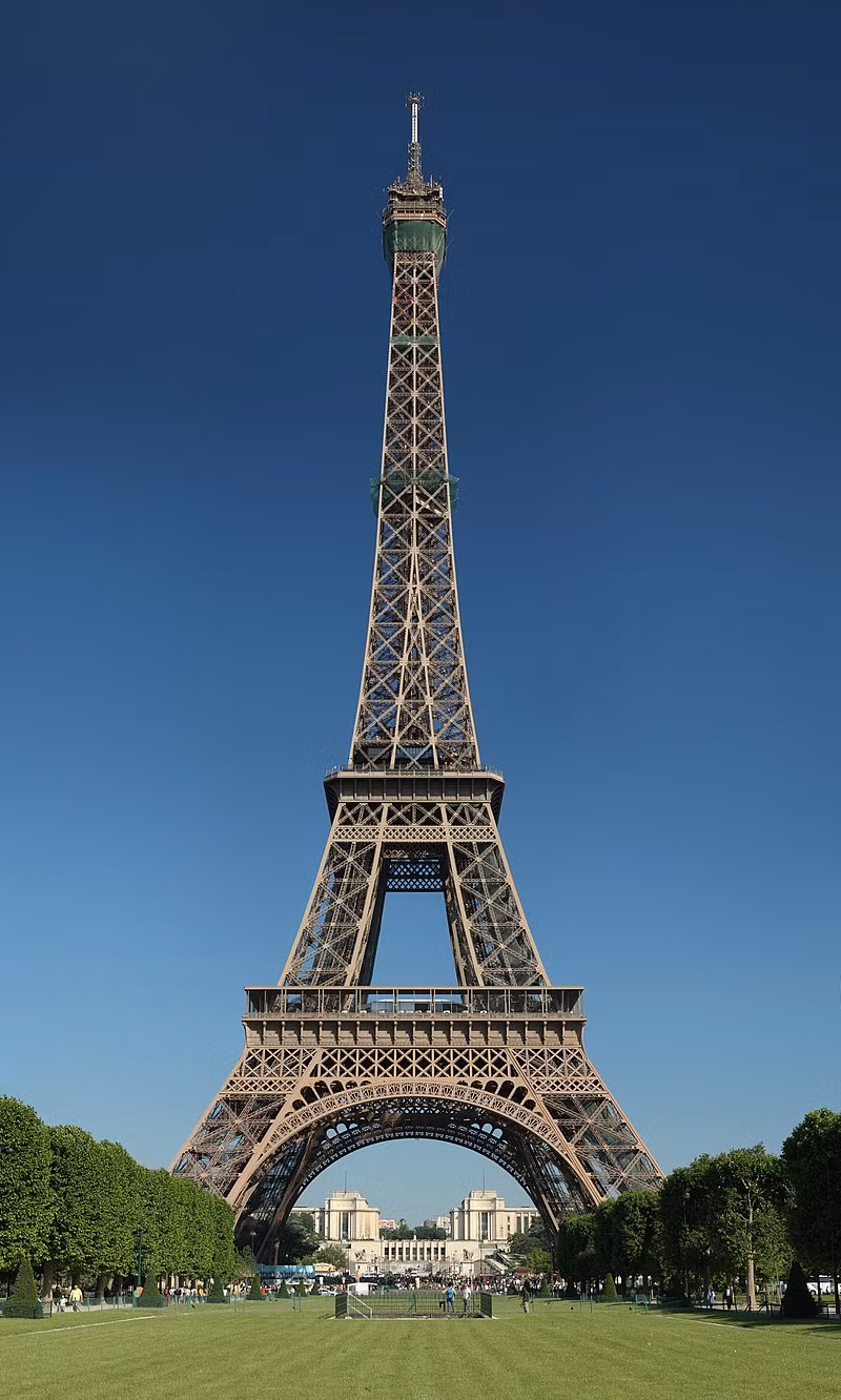  Hầu hết chúng ta đều biết những cây cầu bằng sắt giãn nở và co lại tùy thuộc vào nhiệt độ theo mùa. Nguyên tắc tương tự cũng áp dụng cho các cấu trúc thẳng đứng làm bằng một số kim loại nhất định, chẳng hạn như khung sắt của Tháp Eiffel. (Ảnh: Wikipedia).