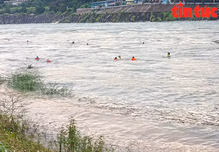 Theo nội dung công điện, lúc 9 giờ ngày 16/7, mực nước thượng lưu hồ Hòa Bình dâng cao, lưu lượng đến hồ đạt 4.456 m3/s, lưu lượng xả 3.926 m3/s; mực nước thượng lưu hồ Tuyên Quang ở cao trình 109,46 m, lưu lượng đến hồ 673 m3/s, lưu lượng xả 673 m3/s. Tuy nhiên, bất chấp cảnh báo nguy hiểm, từng nhóm người hoặc các gia đình mang áo phao, đồ bơi, men theo bờ kè xuống bơi dưới dòng nước.