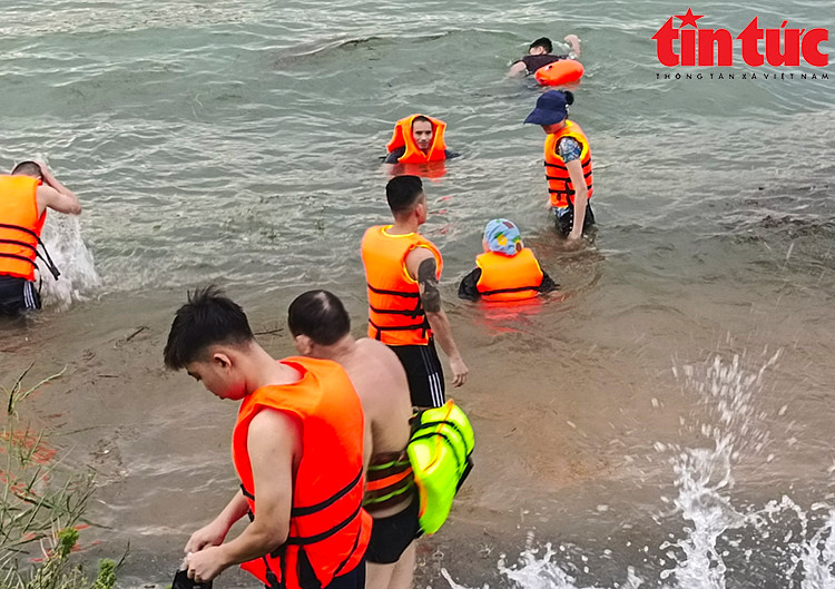 Mặc dù có biển cảnh báo khu vực nguy hiểm, cấm tắm, nhưng người dân vẫn bất chấp nguy hiểm bơi lội.