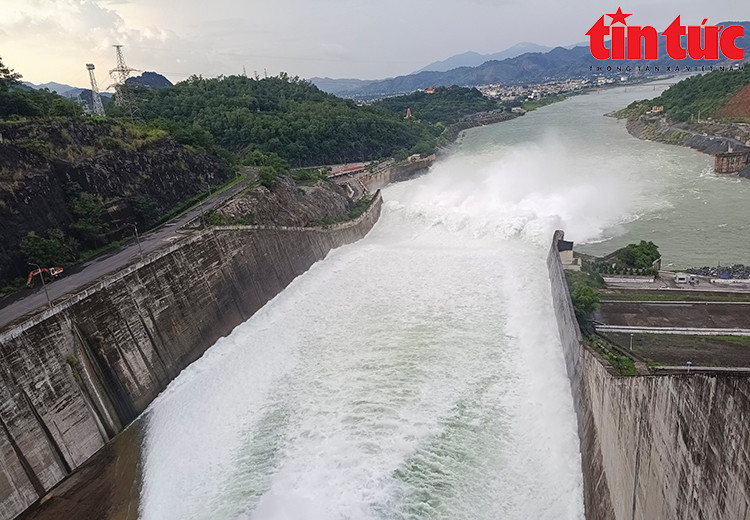 Những ngày này, do nước lũ đầu nguồn đổ về lớn, khoảng 16h chiều 16/7, Công ty thủy điện Hòa Bình đã mở cửa xả đáy để bảo đảm an toàn cho đập và vùng hạ lưu, khiến nước sông lên cao, sóng lớn, cực kỳ nguy hiểm.