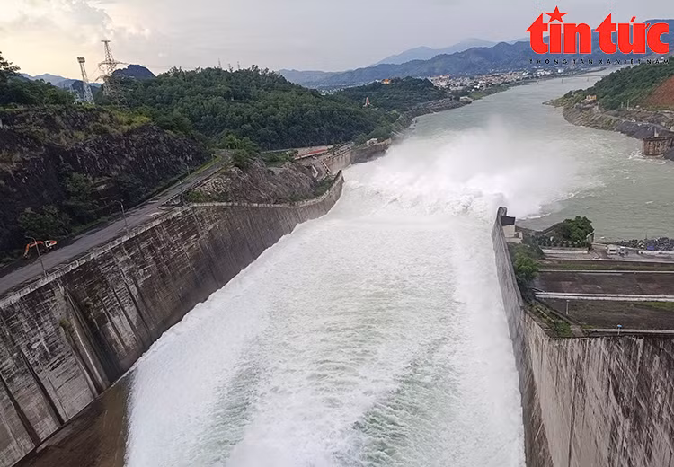 Những ngày này, do nước lũ đầu nguồn đổ về lớn, khoảng 16h chiều 16/7, Công ty thủy điện Hòa Bình đã mở cửa xả đáy để bảo đảm an toàn cho đập và vùng hạ lưu, khiến nước sông lên cao, sóng lớn, cực kỳ nguy hiểm.