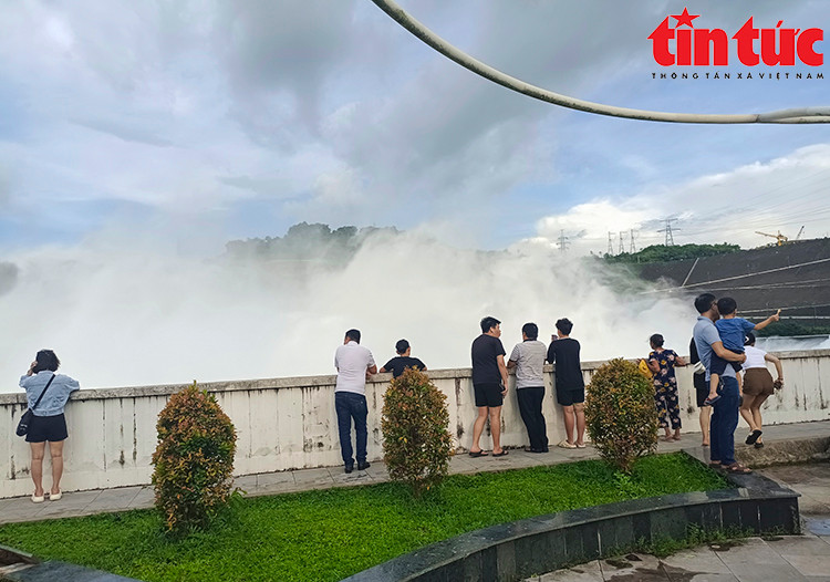 Nhiều người dân tụ tập tại 2 bên bờ sông Đà để theo dõi xả lũ.