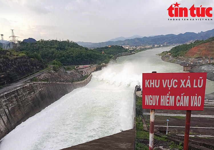 Mực nước thượng lưu hồ Hòa Bình đo được chiều 16/7 ở cao trình 108,67 m. Công ty thủy điện Hòa Bình đã cắm biển cảnh báo nguy hiểm.