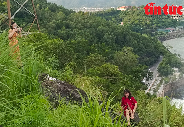 Nước lũ đầu nguồn đổ về, Thủy điện Hòa Bình mở 2 cửa xả đáy, nước sông lên cao và sóng lớn, cực kỳ nguy hiểm. Tuy nhiên, người dân bất chấp nguy hiểm leo ra ngoài để chụp ảnh.