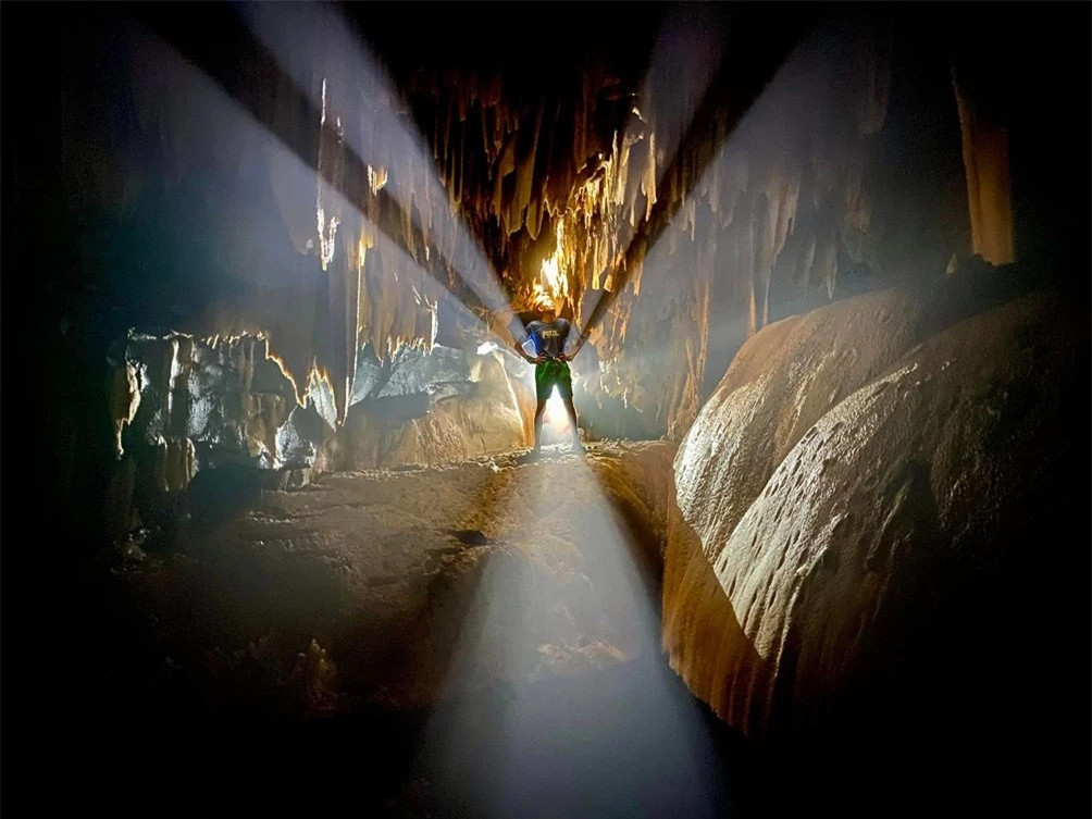 Văn Úy kể, trước đây, anh từng tham gia nhiều chuyến khảo sát, thậm chí từng bơi theo dòng sông ngầm ngay bên dưới, còn hồ Lơ Lửng nằm ngay trên đầu nhưng không phát hiện ra do tầm nhìn hạn chế.