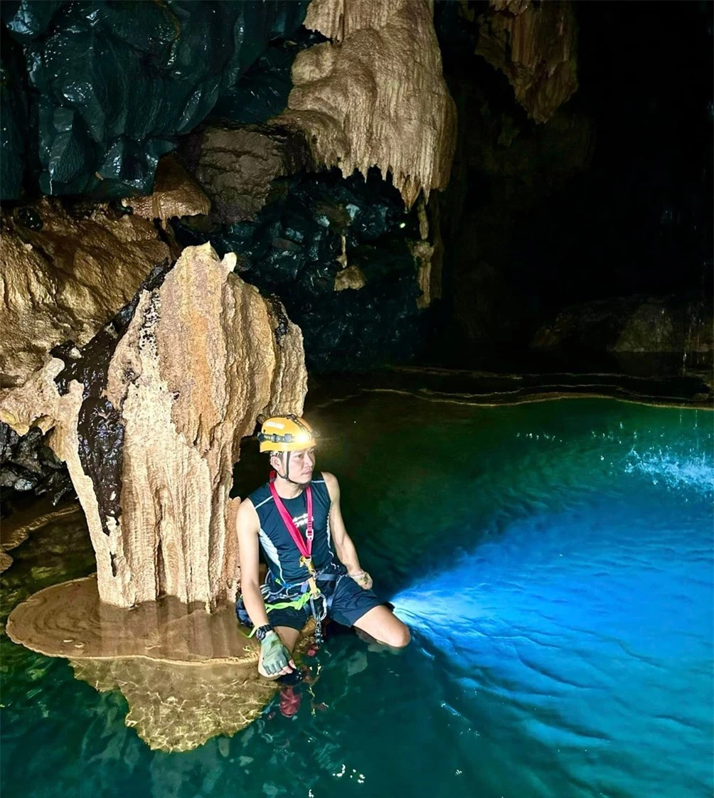 Nguyễn Văn Úy (sinh năm 1988, quê Quảng Bình) là một trong những thành viên của đoàn thám hiểm phát hiện ra hồ nước đặc biệt này. Là người đặt dấu chân đầu tiên trong hồ Lơ Lửng, Văn Úy gọi đây là hành trình khám phá nhiều cung bậc cảm xúc nhất trong đời.