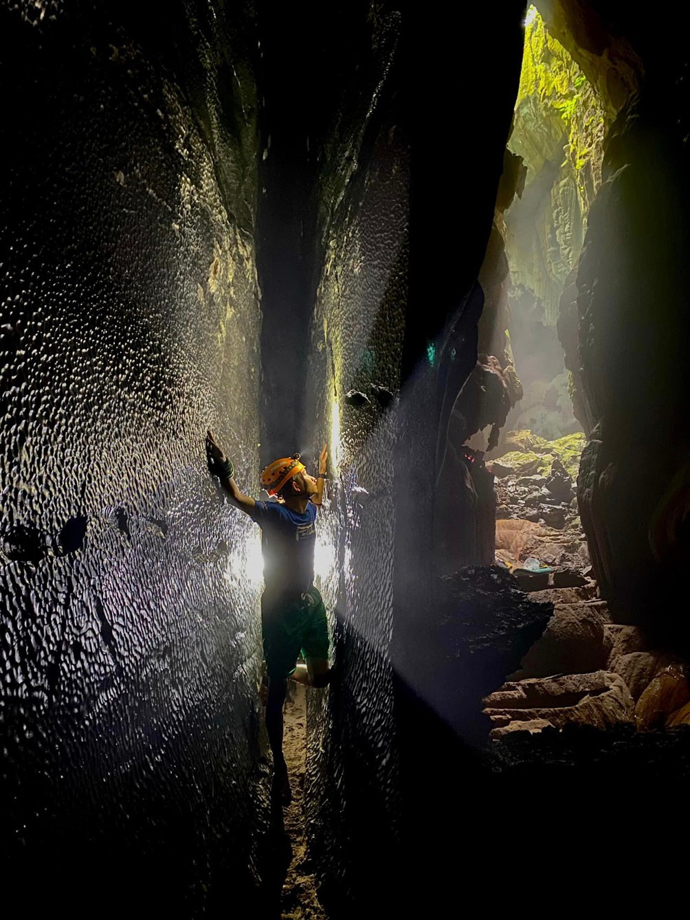 Chàng trai Quảng Bình cho hay, chỉ có một lối đi duy nhất đến hồ Lơ Lửng là leo qua hẻm Lưng Chừng (hẻm anh phát hiện ra trước đó). Lối đi hẹp đòi hỏi sử dụng các trang thiết bị an toàn.“Hiện tại, đoàn mình đã lắp đặt một hệ thống dây an toàn nên việc khám phá sẽ dễ dàng hơn”,Văn Úy cho hay. 