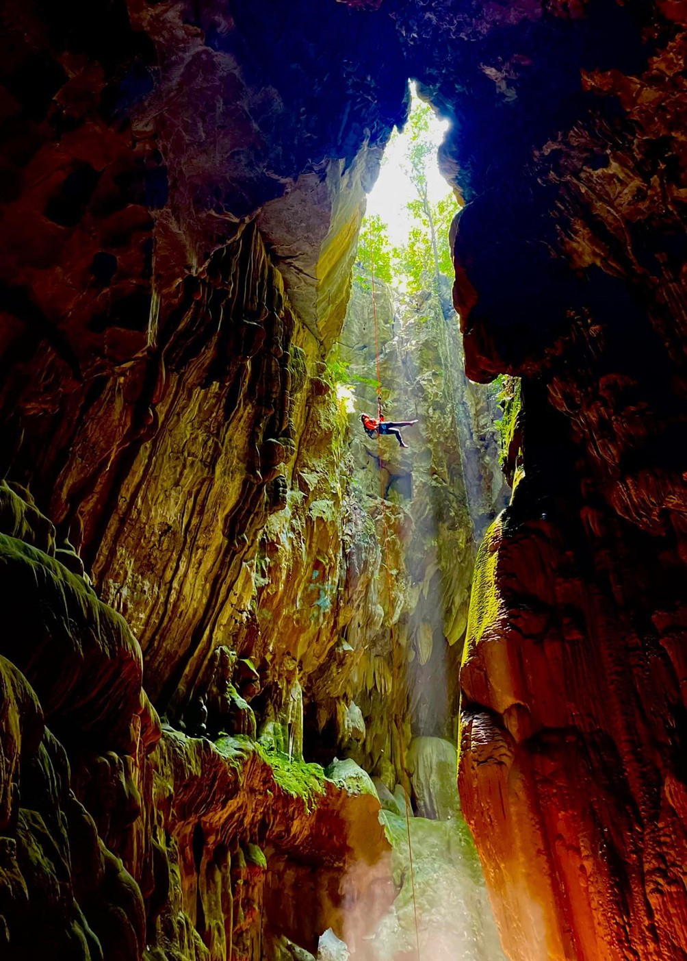 Màu nước trong hồ là điểm nổi bật nhất với màu xanh ngọc bích huyền ảo và là hồ canxi duy nhất có được mạch nước ngầm ổn định chảy xuống hồ nên mực nước trong hồ rất ổn định ngay cả trong mùa hè”, Văn Úy chia sẻ.