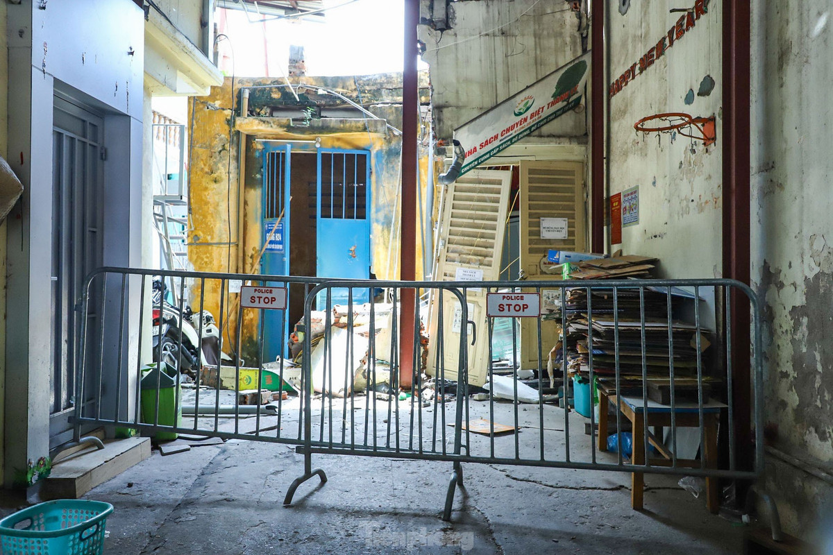 Các vết nứt đó lan dần to rộng ra xung quanh. Cùng lúc đó chúng tôi phát hiện nhiều vết rạn nứt dài trên tường nhà. Những vết nứt đó mở rộng ra rất nhanh cùng với hệ thống cửa bị xô nghiêng", người này cho biết.