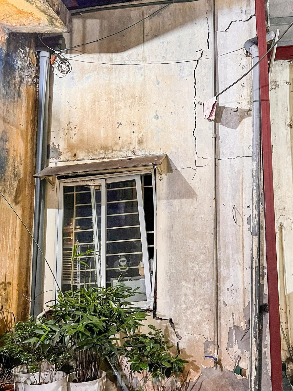 br/> Nhiều tường nhà vẫn bị nứt, có nguy cơ đổ sập bất cứ lúc nào.