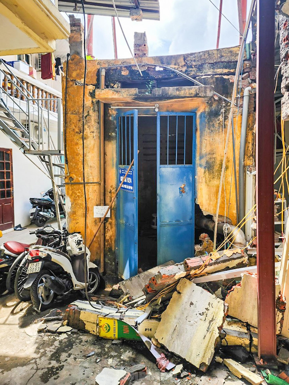 br/> Người dân kể lại, đến 17h ngày 13/7, toàn bộ hệ thống khung cửa của các hộ gia đình bị bóp méo. Người dân nghe thấy những tiếng rạn nứt rất to trên mái tôn và các bức tường. Đến khoảng 19h sân giếng bắt đầu rạn nứt to, tất cả các xe máy trong sân bị xô đổ nghiêng chồng lên nhau và nền bị bật tung. Nhà giếng nước H24 bắt đầu bị tụt xuống. Tất cả các hộ dân xung quanh hoảng loạn tháo chạy ra ngoài. Giếng bị sụt lún so với nền nhà đến cả mét.