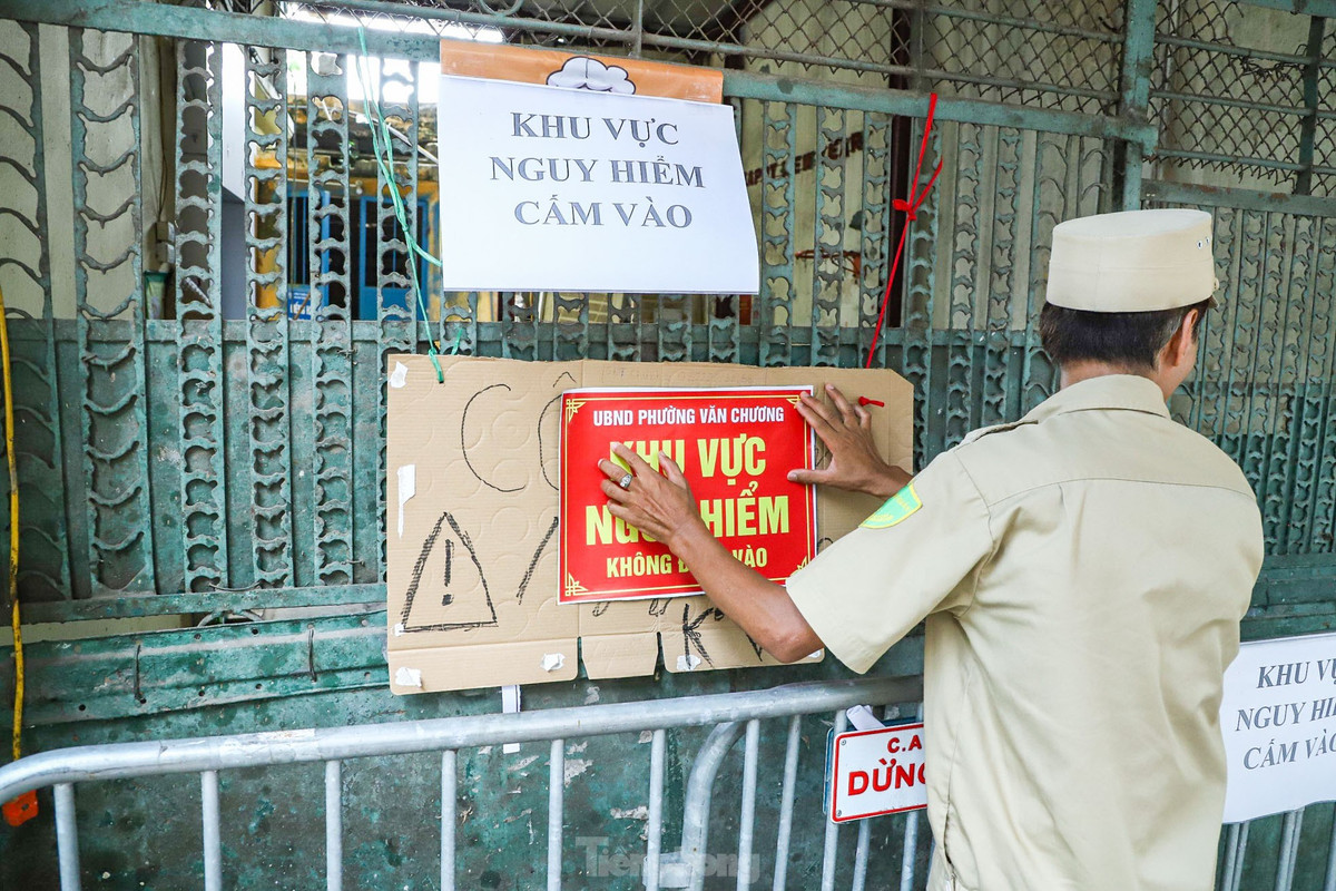 Ghi nhận của PV, chiều ngày 16/7, công trình nhà máy nước đã sụt sâu, tường nhà cùng mái tôn nhiều hộ gia đình đã sập xuống đè lên đồ đạc gây hư hỏng nghiêm trọng.