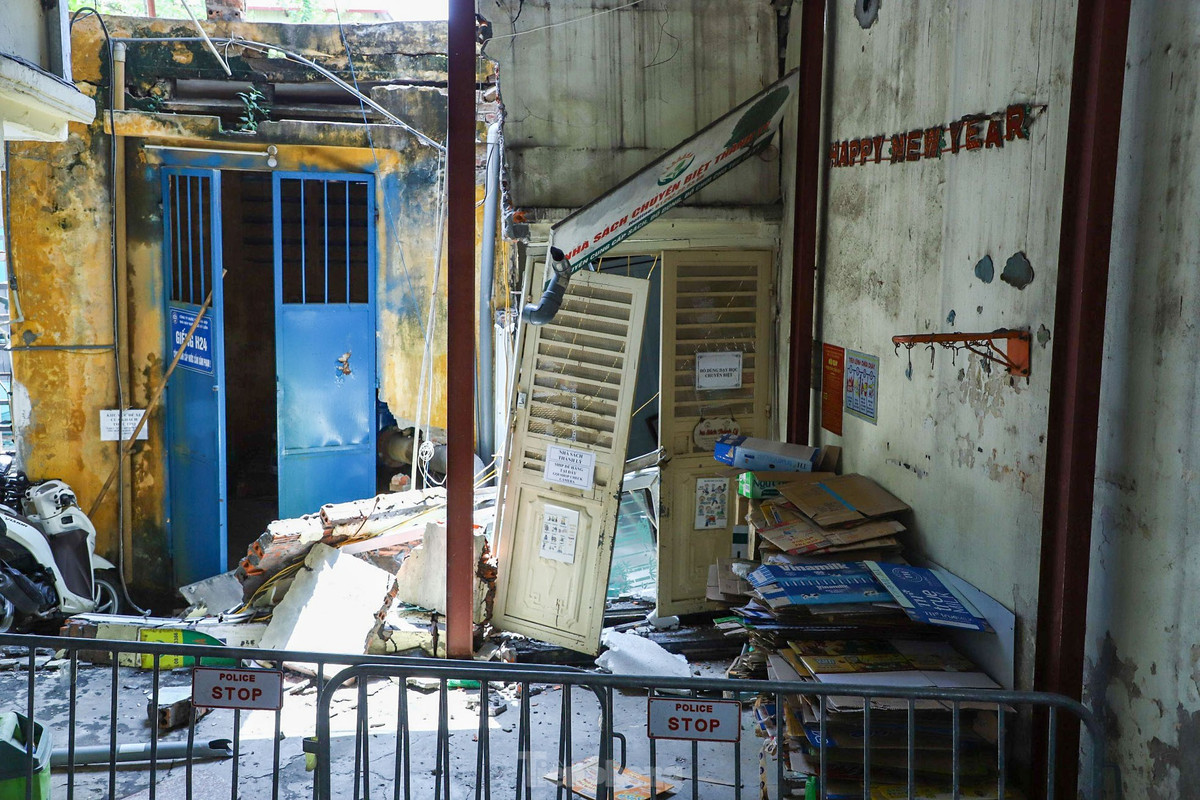 Sau khi xảy ra sự việc, lực lượng chức năng đã có mặt phong tỏa hiện trường đến nay, tất cả các hộ gia đình đều phải đi ra ngoài tìm chỗ tá túc.