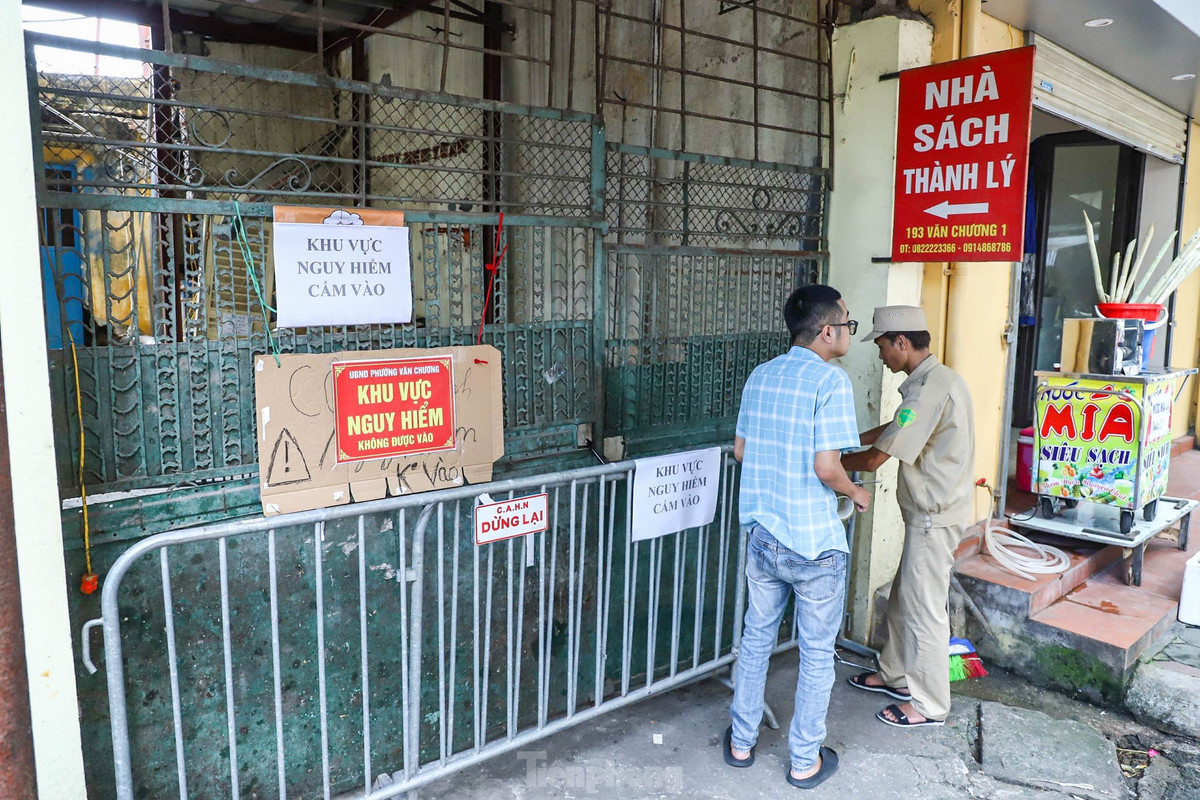 Lực lượng chức năng phường Văn Chương đã dựng barie, quây kín khu vực số nhà 193 ngõ Văn Chương để khám nghiệm hiện trường, khắc phục hậu quả. Được biết, bên trong số nhà 193 ngõ Văn Chương có 5 - 6 hộ gia đình với 15 nhân khẩu sinh sống.