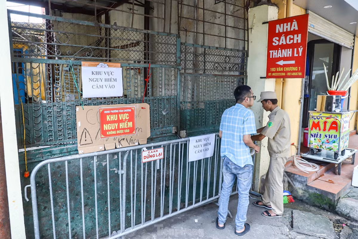 Lực lượng chức năng phường Văn Chương đã dựng barie, quây kín khu vực số nhà 193 ngõ Văn Chương để khám nghiệm hiện trường, khắc phục hậu quả. Được biết, bên trong số nhà 193 ngõ Văn Chương có 5 - 6 hộ gia đình với 15 nhân khẩu sinh sống.